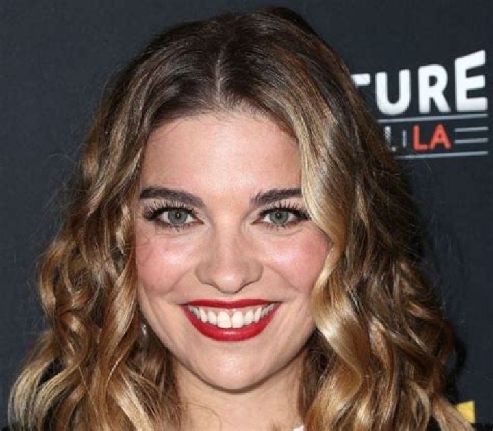 Annie Murphy Net Worth | Celebrity Net Worth