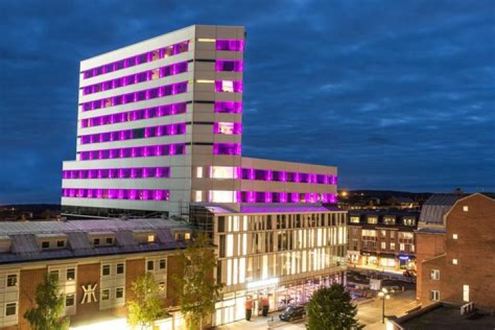 Awesome Human Being Alert: Norwegian Hotel Billionaire Offers 5,000 Free Nights To Syrian Refugees