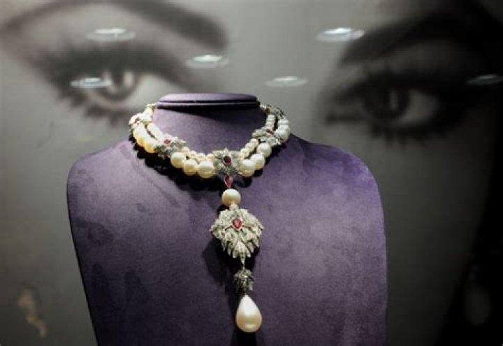 Elizabeth Taylor And The Amazing Story Of The La Peregrina Pearl